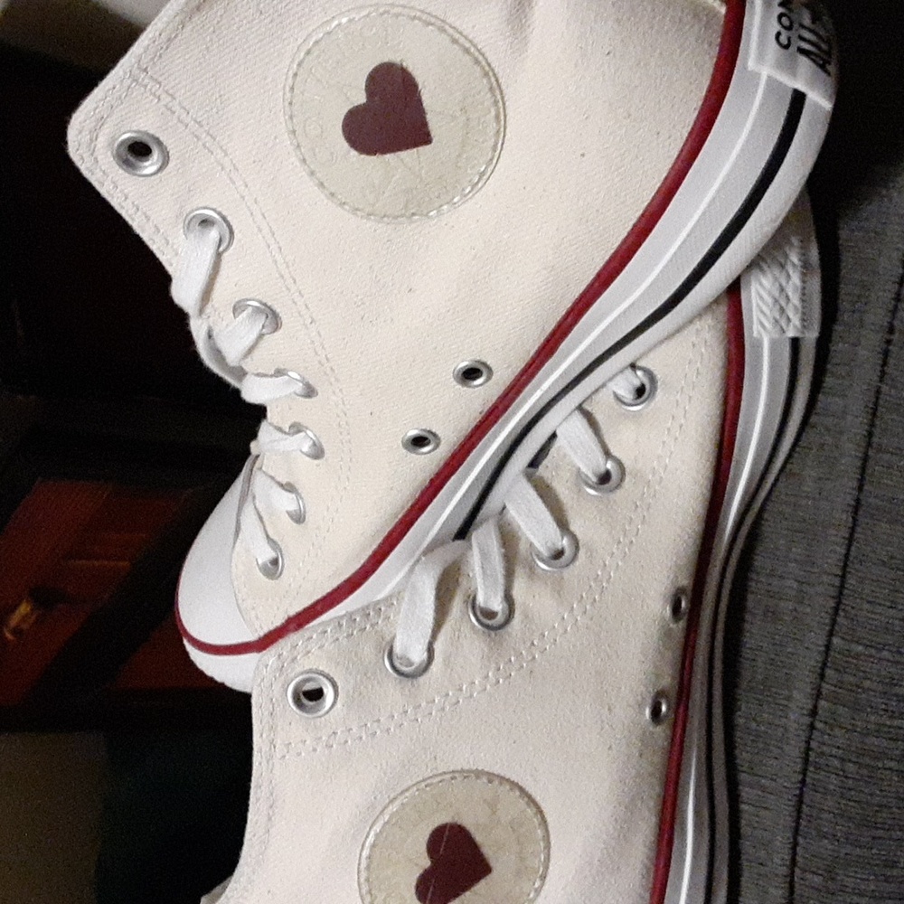CONVERSE Hightop. With Purple Heart